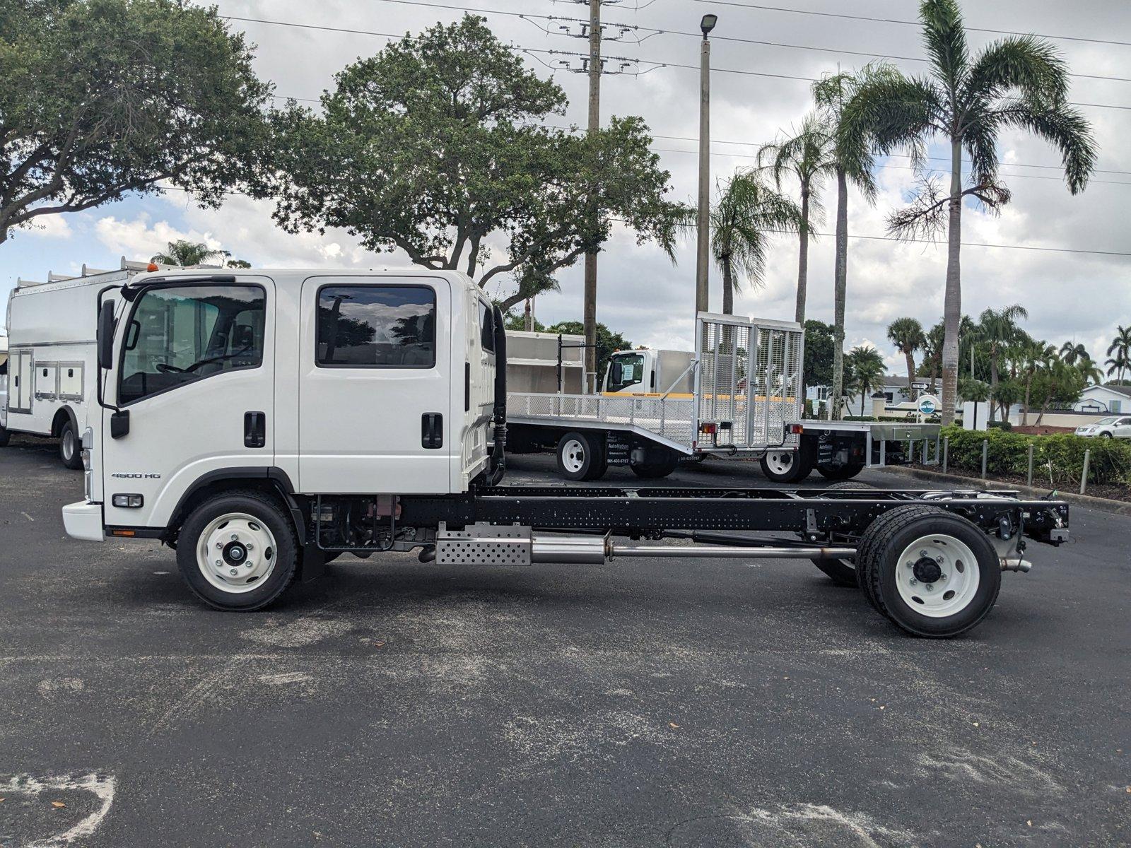 2024 Chevrolet Low Cab Forward 4500 Vehicle Photo in GREENACRES, FL 33463-3207