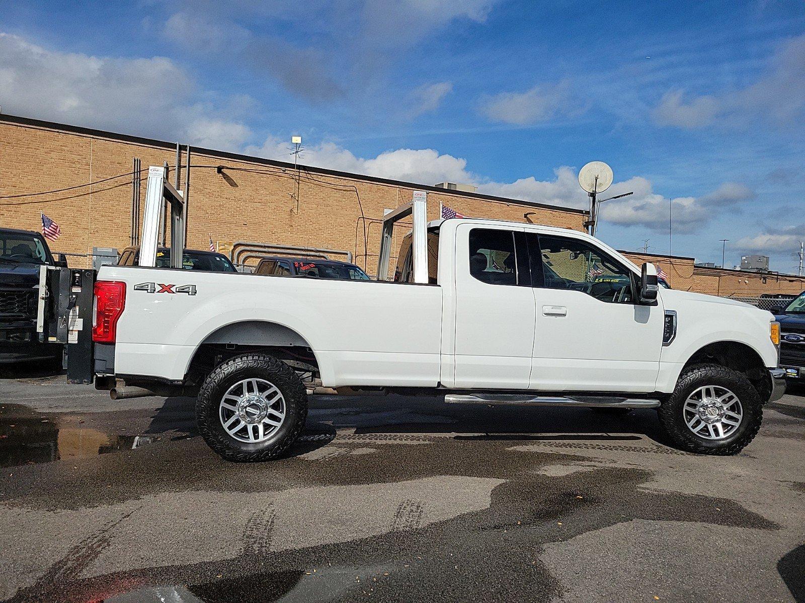 2017 Ford Super Duty F-250 SRW Vehicle Photo in Saint Charles, IL 60174