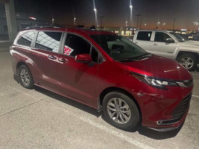 2022 Toyota Sienna Vehicle Photo in Lawton, OK 73505-3409