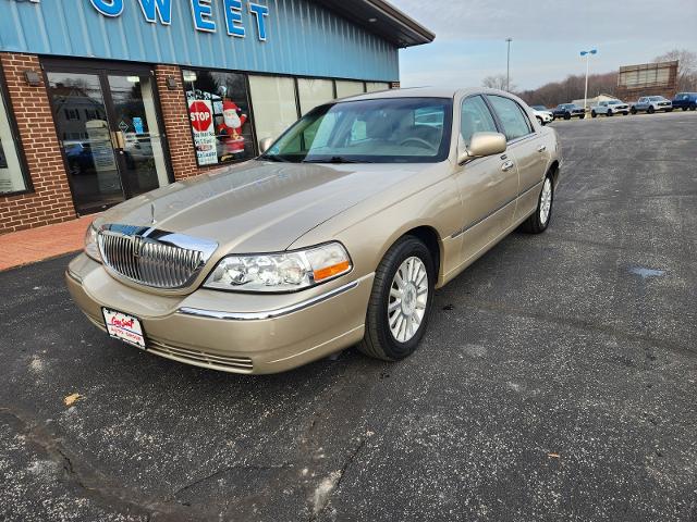 Used 2004 Lincoln Town Car Signature with VIN 1LNHM81W14Y683032 for sale in North Kingsville, OH