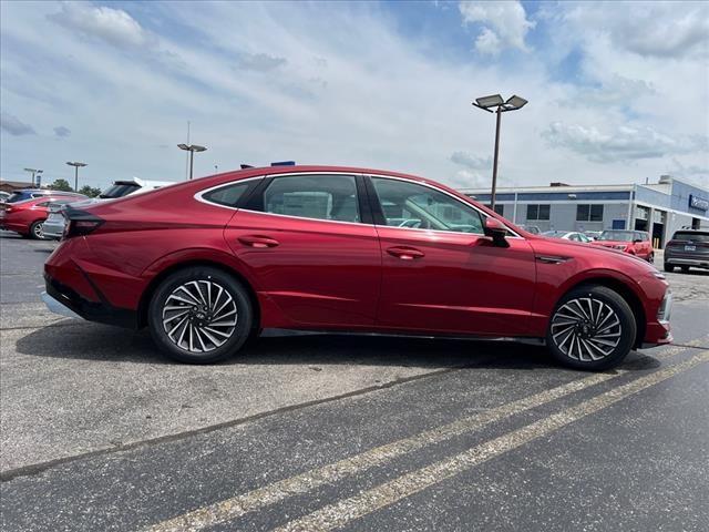 2024 Hyundai SONATA Hybrid Vehicle Photo in O'Fallon, IL 62269