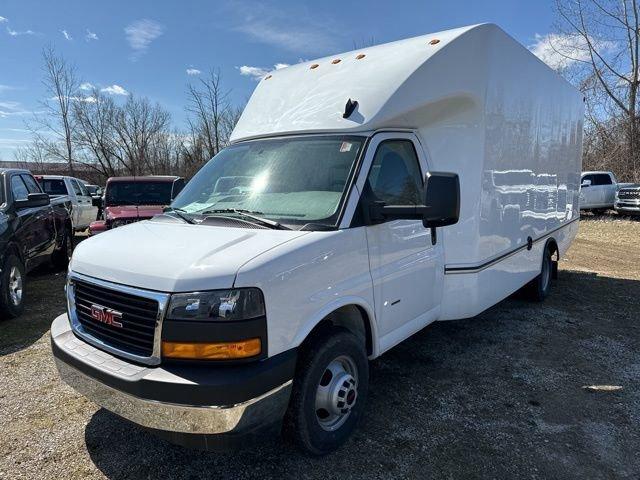 2023 GMC Savana Cutaway 3500 Vehicle Photo in MEDINA, OH 44256-9631