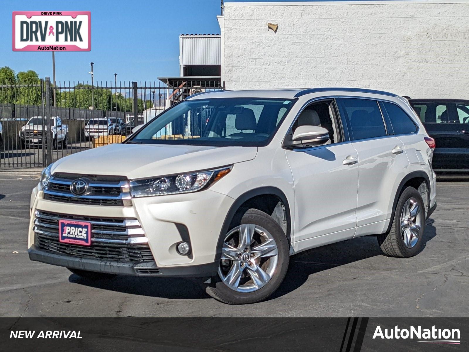 2017 Toyota Highlander Vehicle Photo in VALENCIA, CA 91355-1705