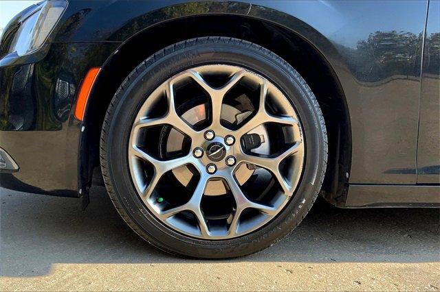 2016 Chrysler 300 Vehicle Photo in KANSAS CITY, MO 64114-4502