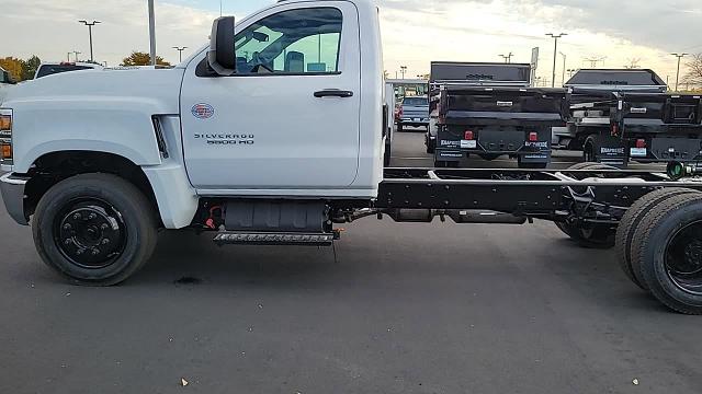 2024 Chevrolet Silverado Chassis Cab Vehicle Photo in JOLIET, IL 60435-8135