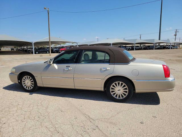 2004 Lincoln Town Car Vehicle Photo in MIDLAND, TX 79703-7718