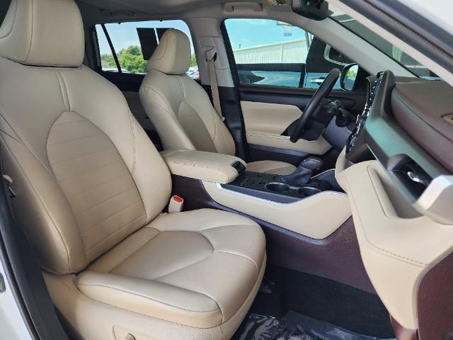 2020 Toyota Highlander Vehicle Photo in PARIS, TX 75460-2116