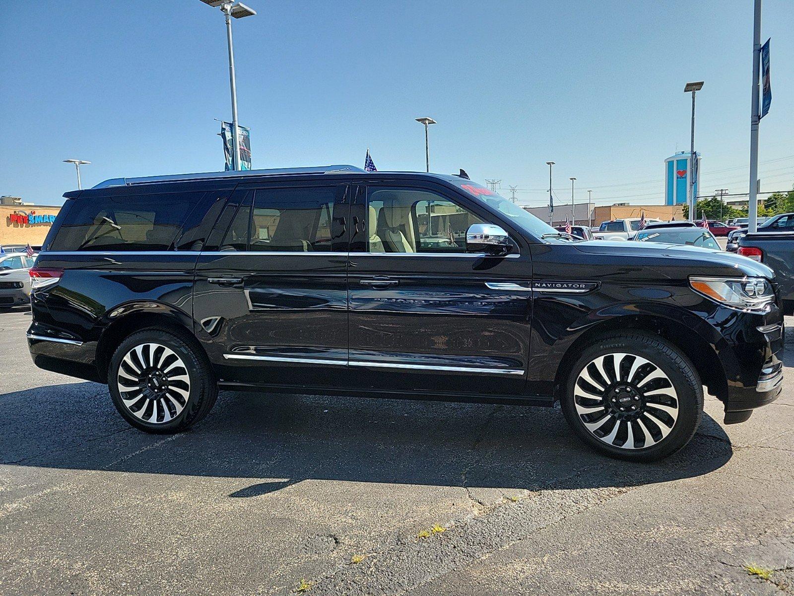 2024 Lincoln Navigator L Vehicle Photo in Saint Charles, IL 60174