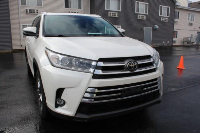 2019 Toyota Highlander Vehicle Photo in Green Bay, WI 54304