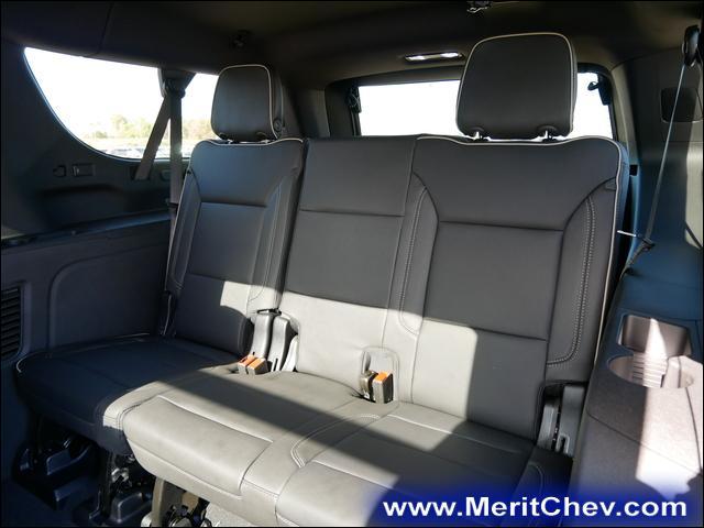 2024 Chevrolet Suburban Vehicle Photo in MAPLEWOOD, MN 55119-4794