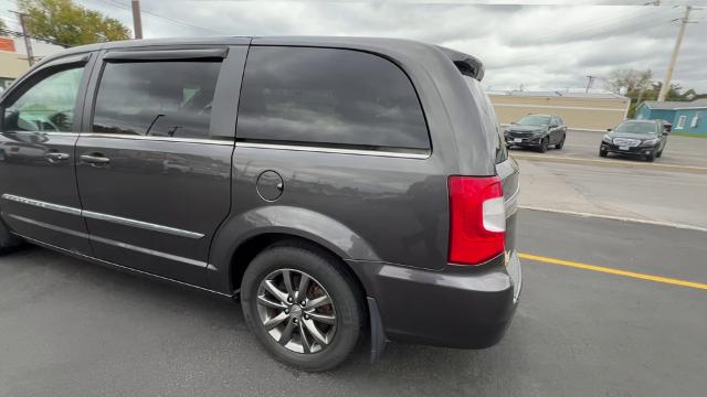 2015 Chrysler Town & Country Vehicle Photo in MASSENA, NY 13662-2255