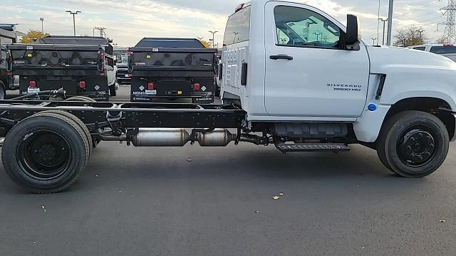 2024 Chevrolet Silverado Chassis Cab Vehicle Photo in JOLIET, IL 60435-8135