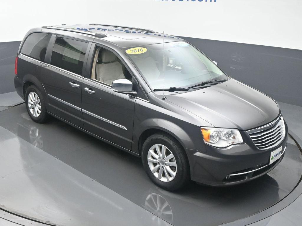 2016 Chrysler Town & Country Vehicle Photo in Cedar Rapids, IA 52402