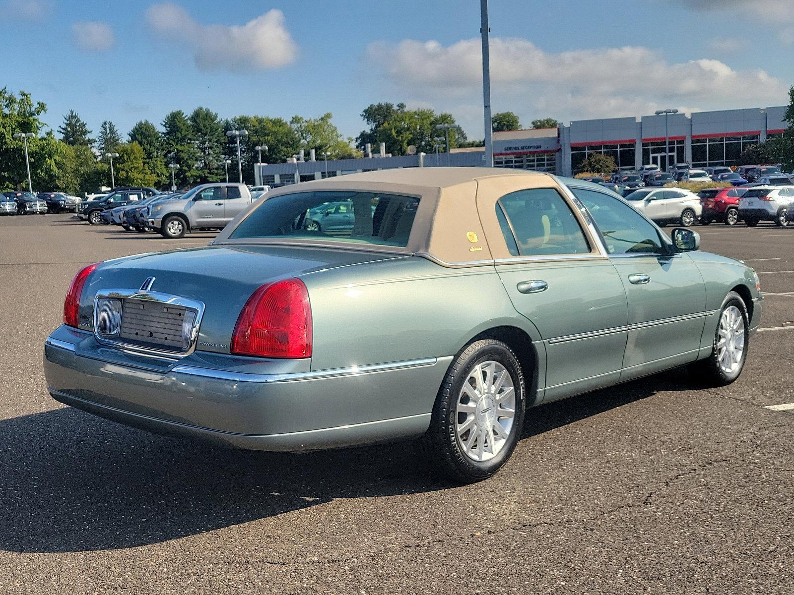 2006 Lincoln Town Car Vehicle Photo in Trevose, PA 19053