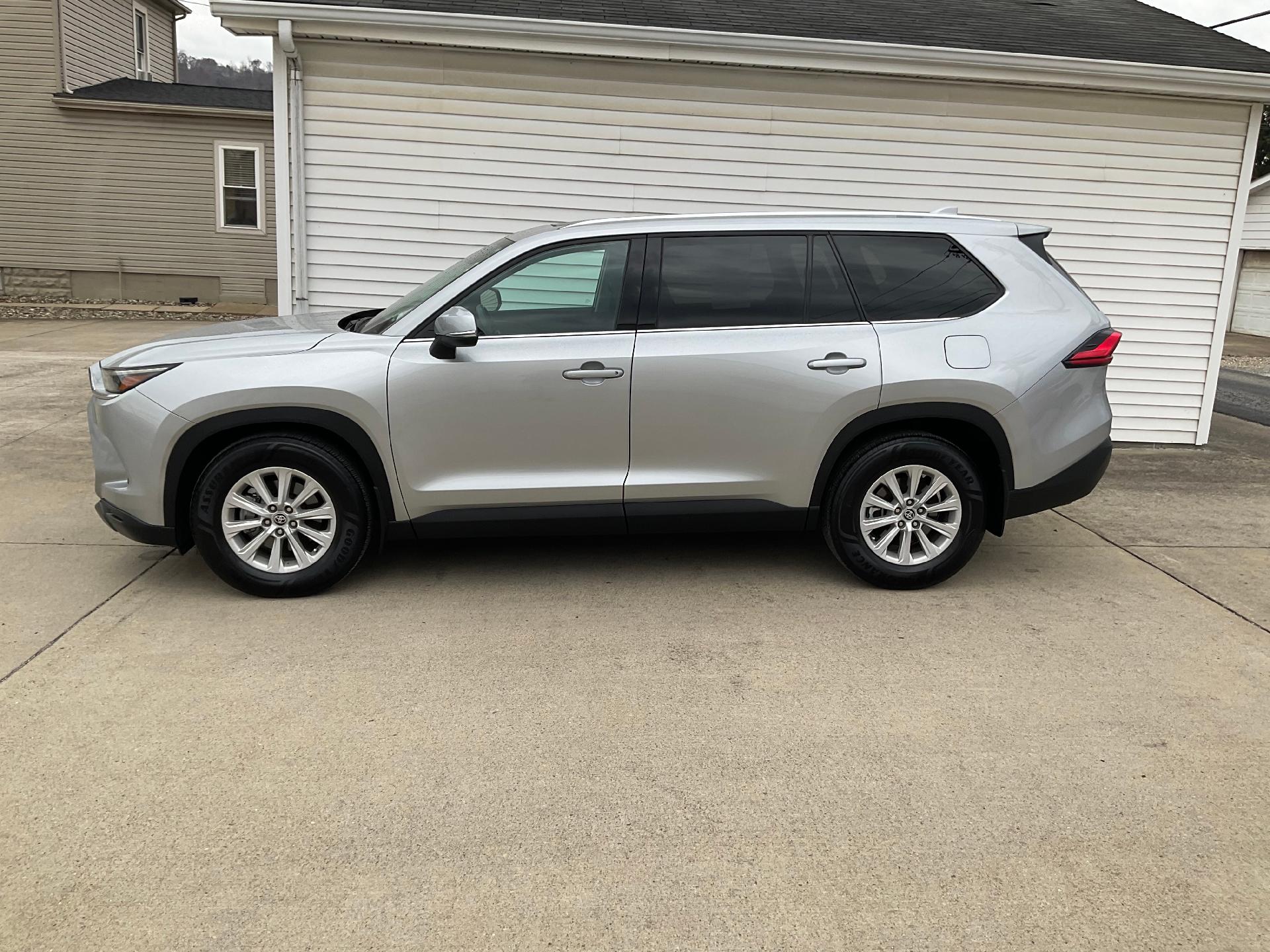 Used 2024 Toyota Grand Highlander XLE with VIN 5TDAAAB53RS023038 for sale in Moundsville, WV