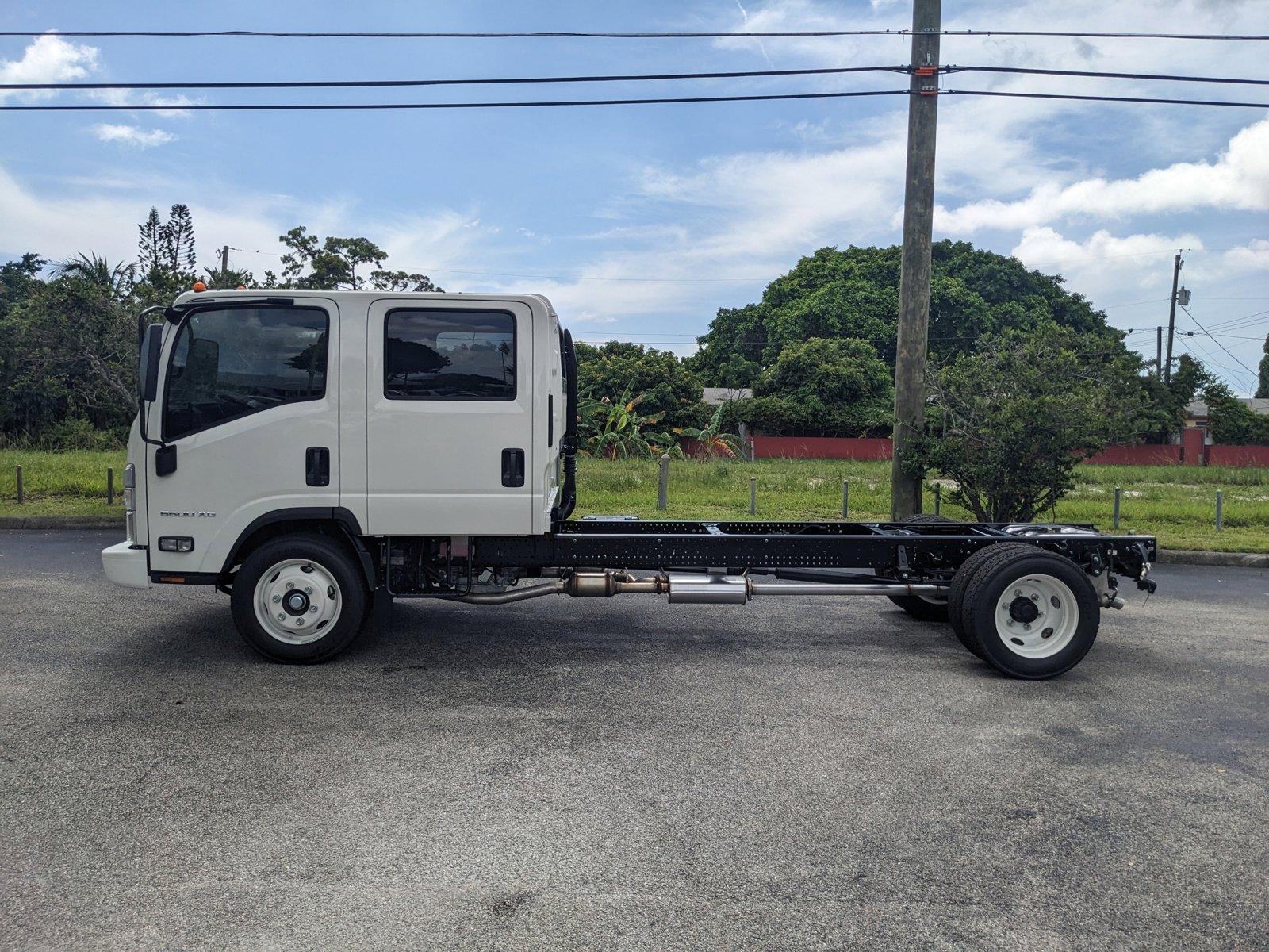 2025 Chevrolet Low Cab Forward 5500 XG Vehicle Photo in GREENACRES, FL 33463-3207