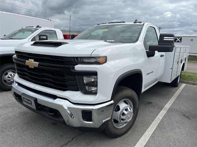 2024 Chevrolet Silverado 3500 HD Chassis Cab Vehicle Photo in ALCOA, TN 37701-3235