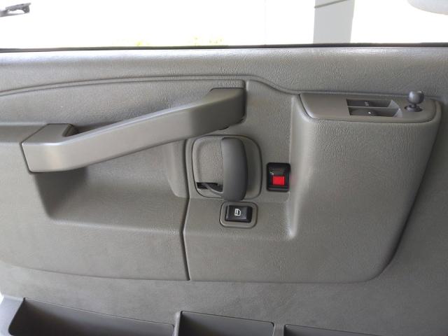 2022 Chevrolet Express Passenger Vehicle Photo in MANHATTAN, KS 66502-5036