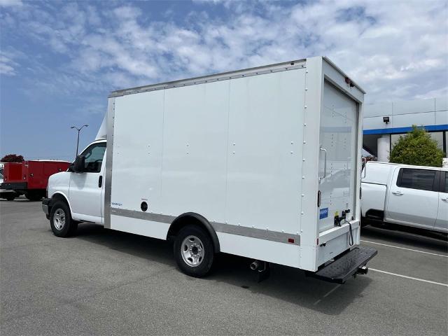 2024 Chevrolet Express Cutaway 3500 Vehicle Photo in ALCOA, TN 37701-3235