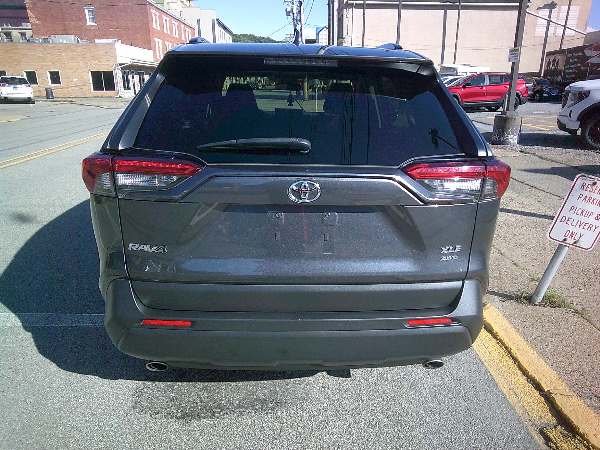 2019 Toyota RAV4 Vehicle Photo in KITTANNING, PA 16201-1536