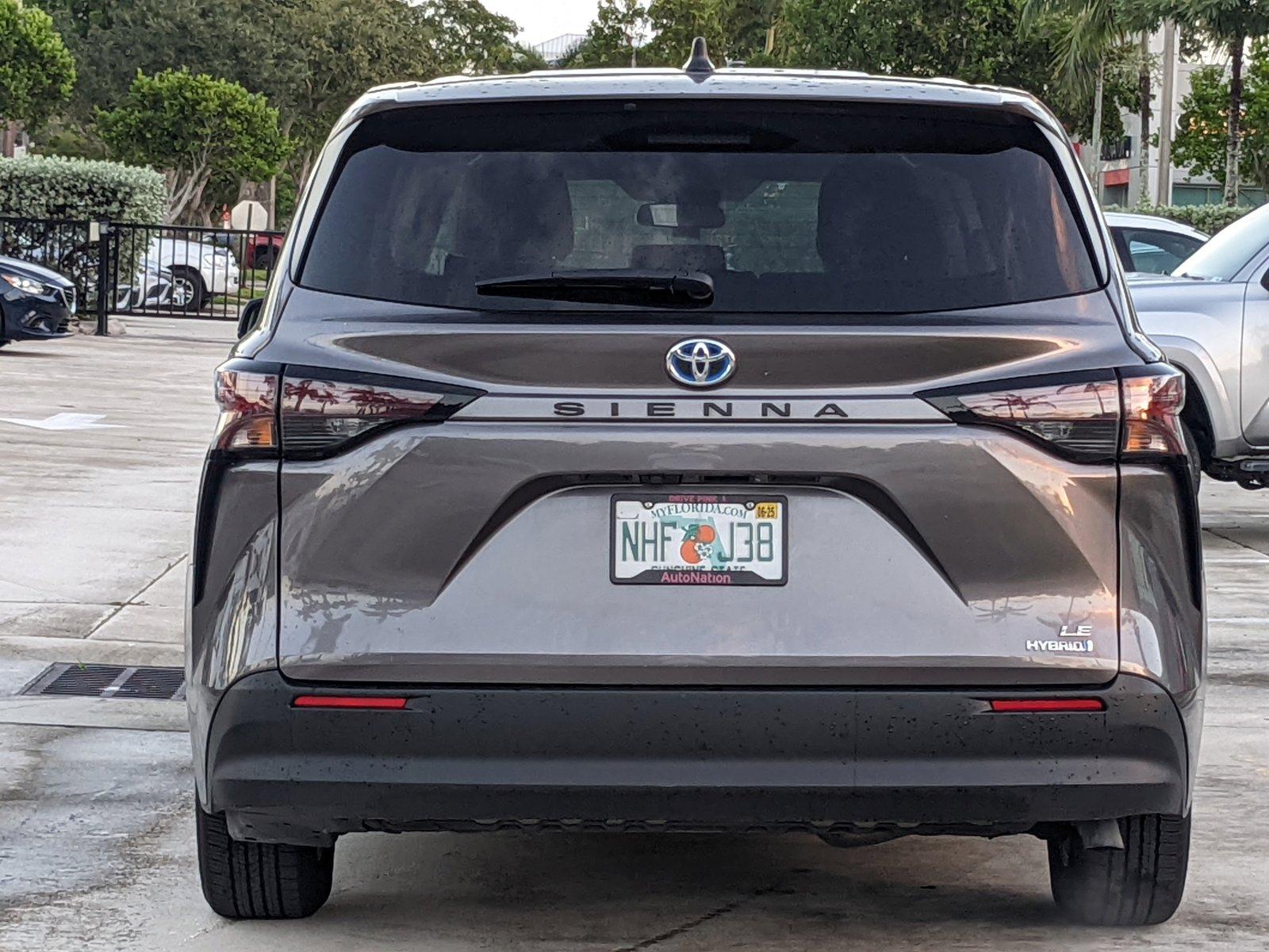 2024 Toyota Sienna Vehicle Photo in Davie, FL 33331