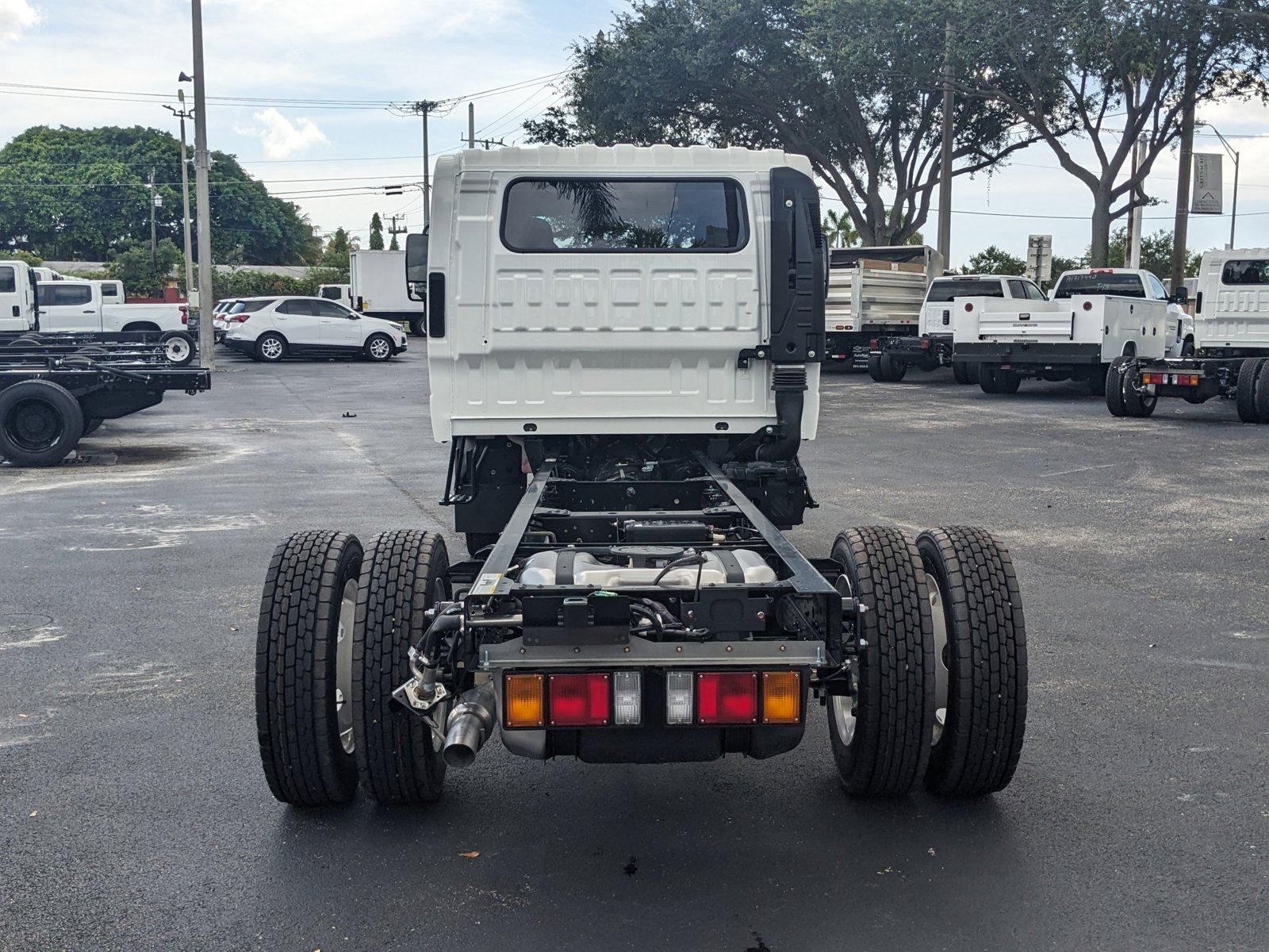 2024 Chevrolet Low Cab Forward 4500 Vehicle Photo in GREENACRES, FL 33463-3207