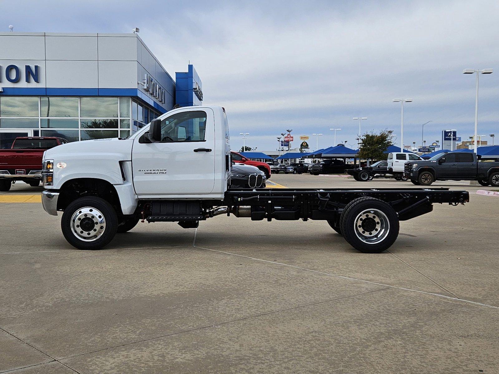 2024 Chevrolet Silverado 6500 HD Vehicle Photo in AMARILLO, TX 79103-4111