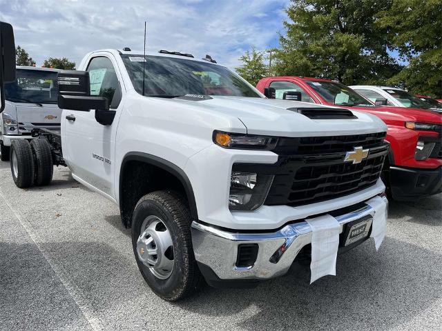 2024 Chevrolet Silverado 3500 HD Chassis Cab Vehicle Photo in ALCOA, TN 37701-3235