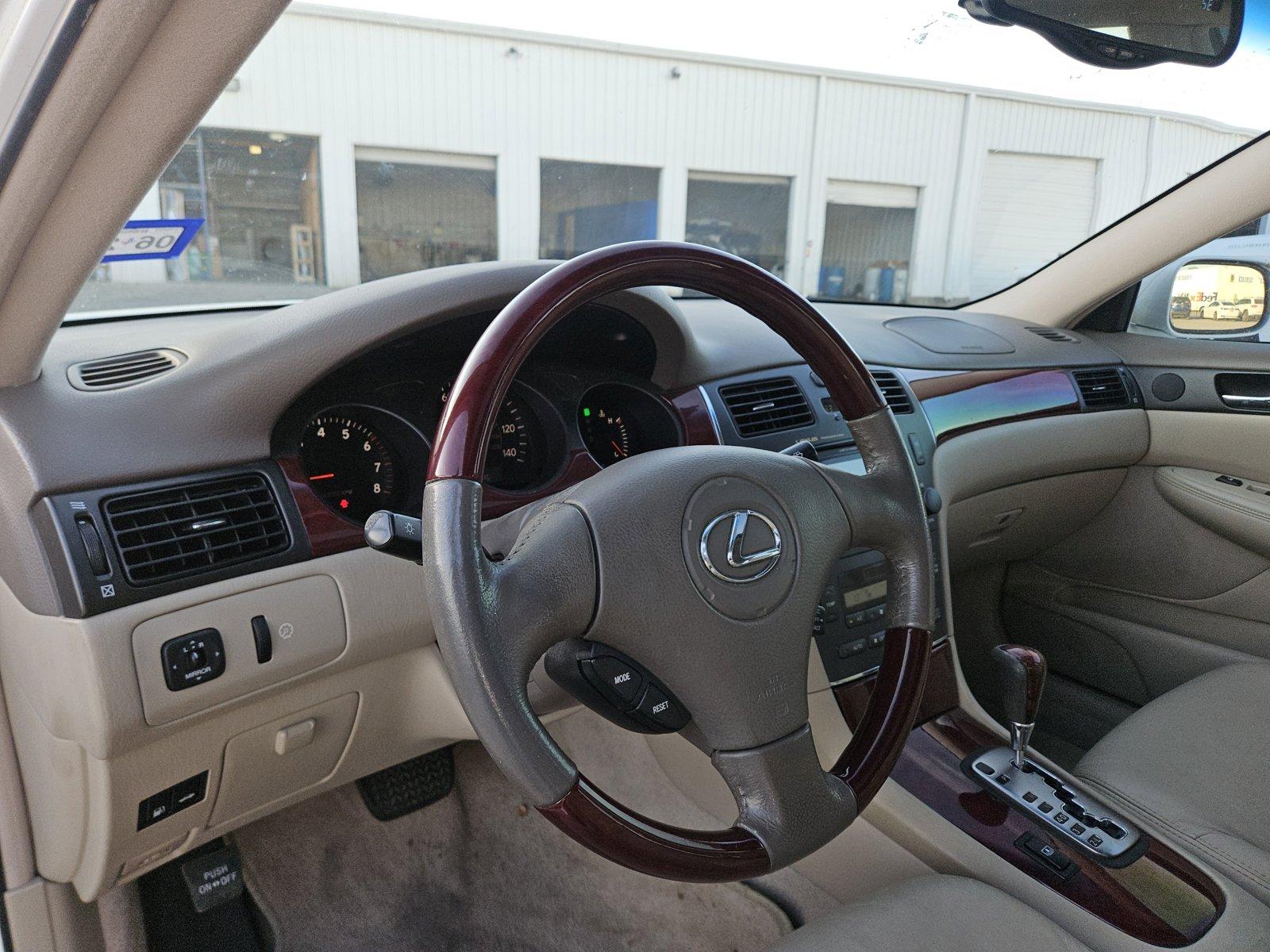 2004 Lexus ES 330 Vehicle Photo in NORTH RICHLAND HILLS, TX 76180-7199