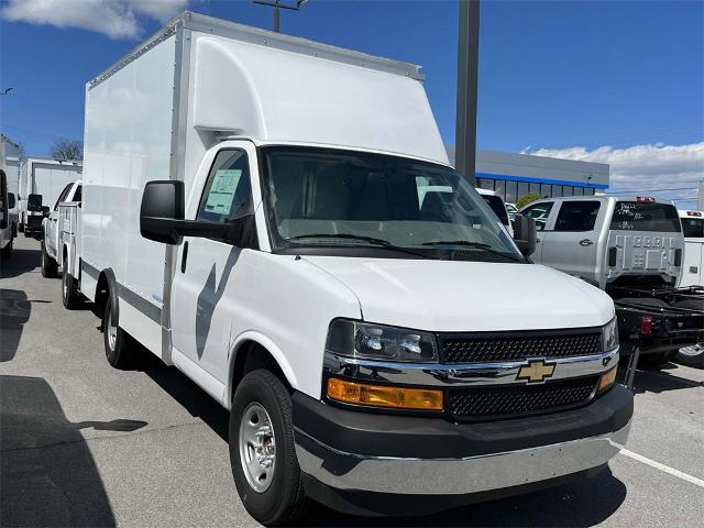 2023 Chevrolet Express Cutaway 3500 Vehicle Photo in ALCOA, TN 37701-3235