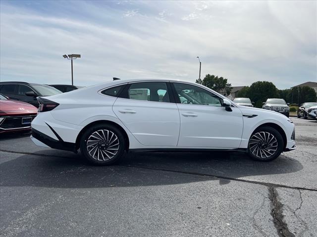 2024 Hyundai SONATA Hybrid Vehicle Photo in O'Fallon, IL 62269