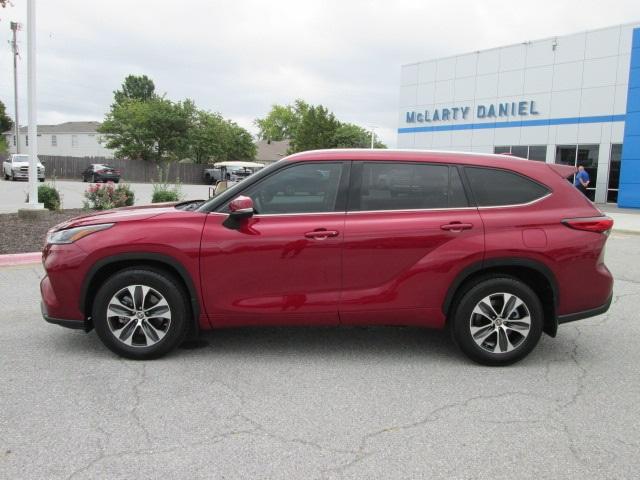 Used 2021 Toyota Highlander XLE with VIN 5TDGZRAH5MS086860 for sale in Springdale, AR