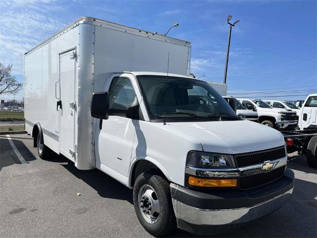 2023 Chevrolet Express Cutaway 3500 Vehicle Photo in ALCOA, TN 37701-3235