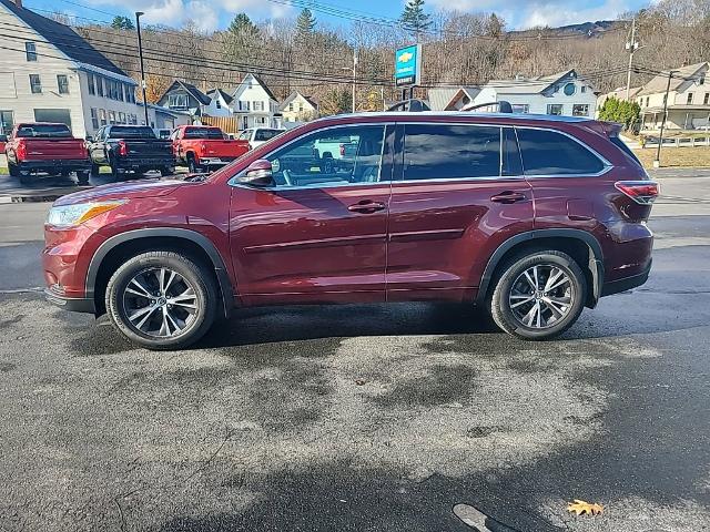 Used 2016 Toyota Highlander XLE with VIN 5TDJKRFH2GS283198 for sale in Ludlow, VT