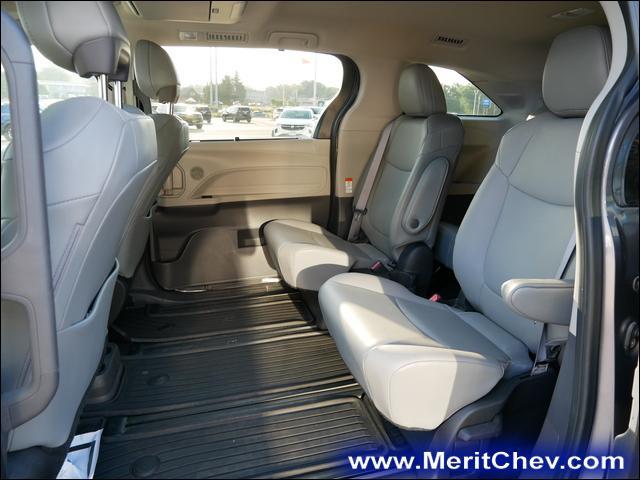 2022 Toyota Sienna Vehicle Photo in MAPLEWOOD, MN 55119-4794