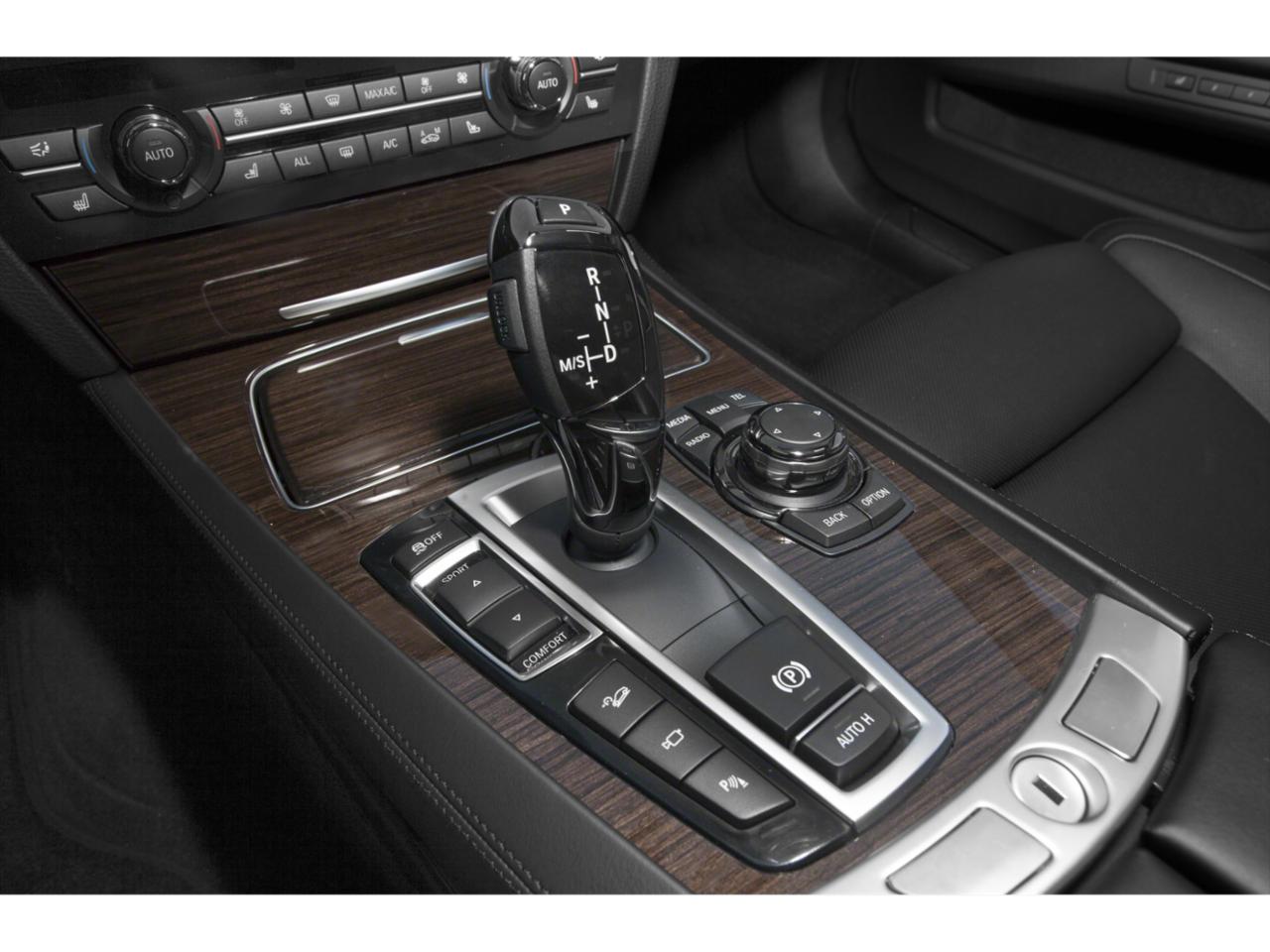 2015 BMW 750Li xDrive Vehicle Photo in Saint Charles, IL 60174